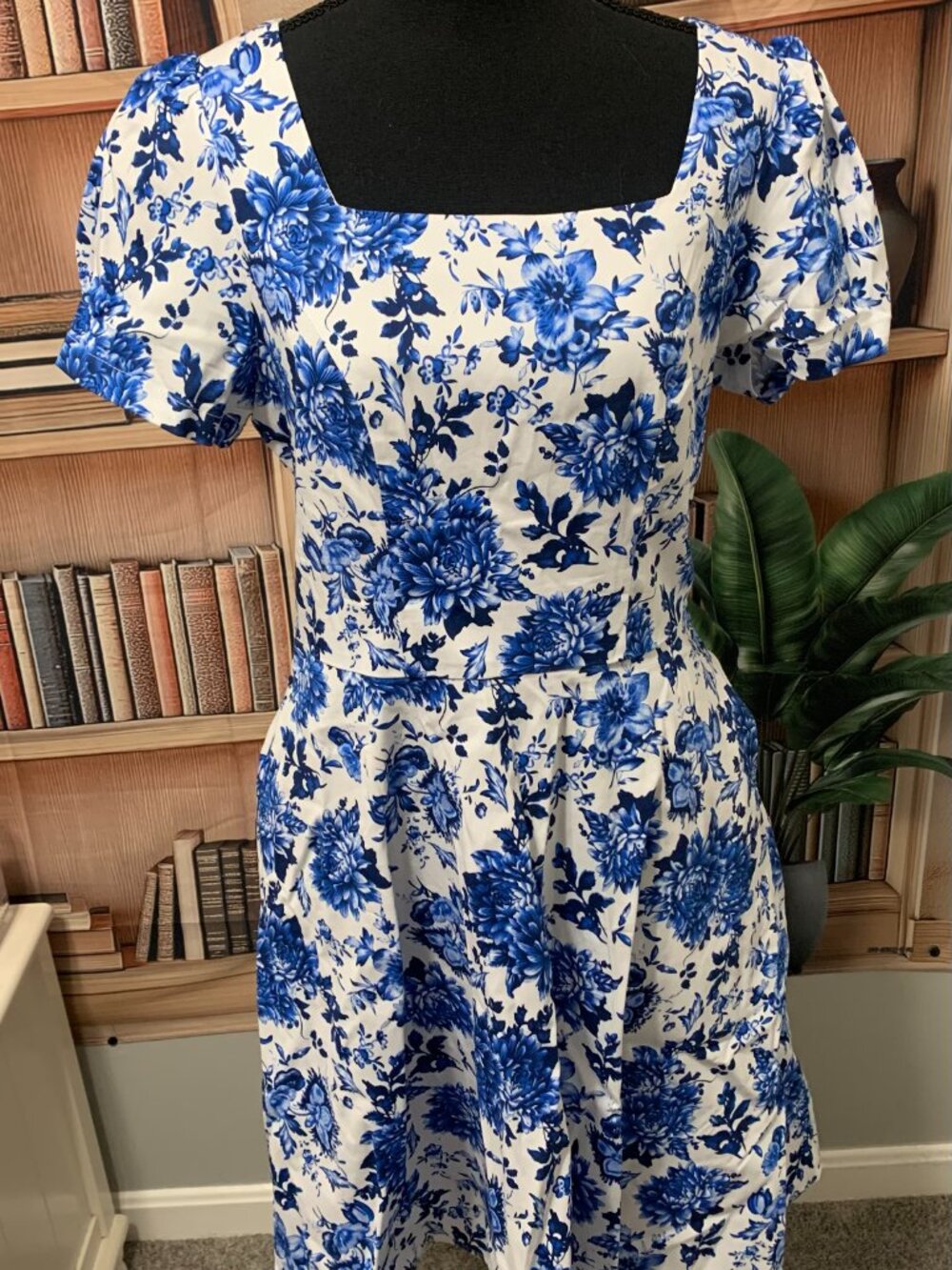 Obbue White Dress with Blue Floral Pattern size L - Picture 5 of 8